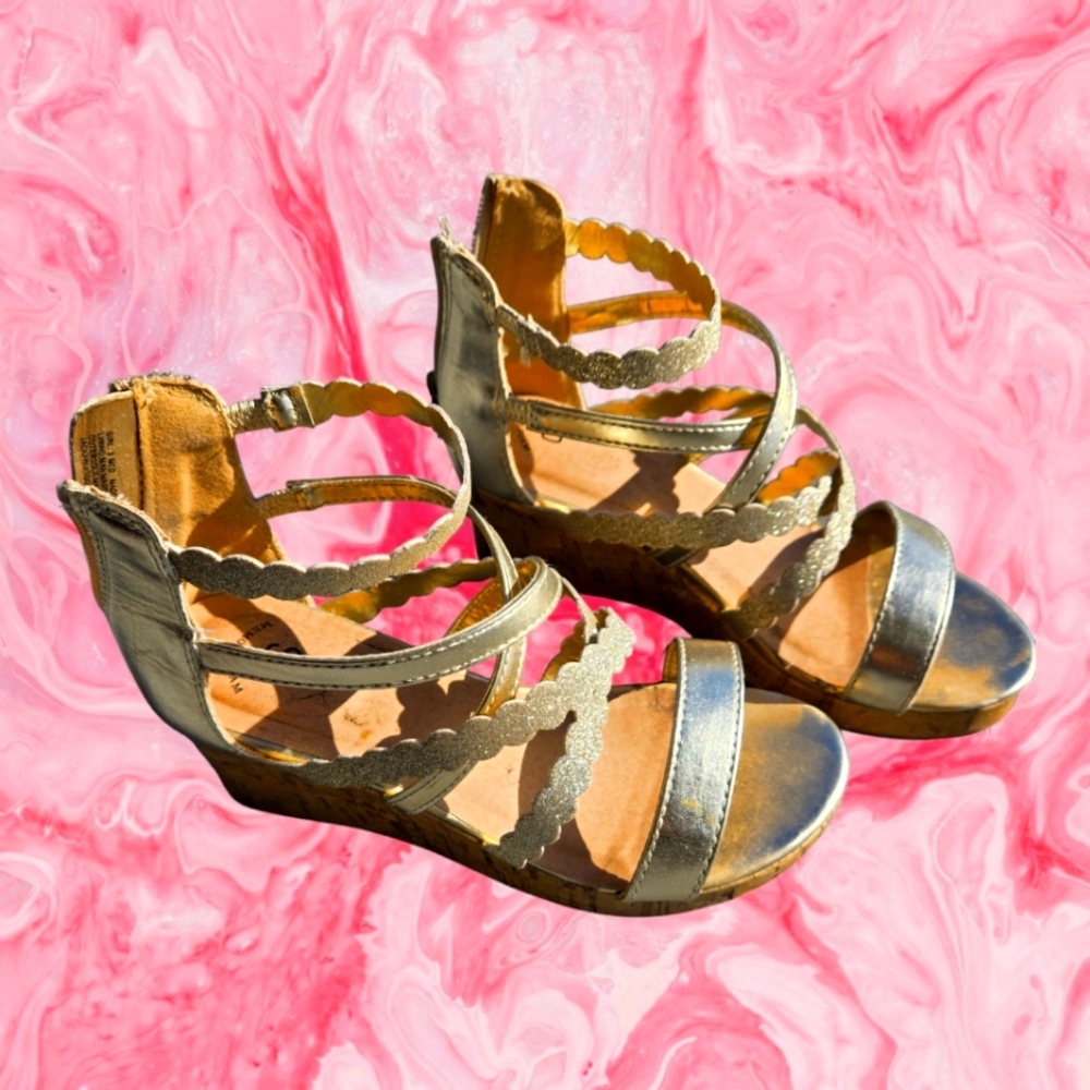 Girls Gold Shoe. Size 3